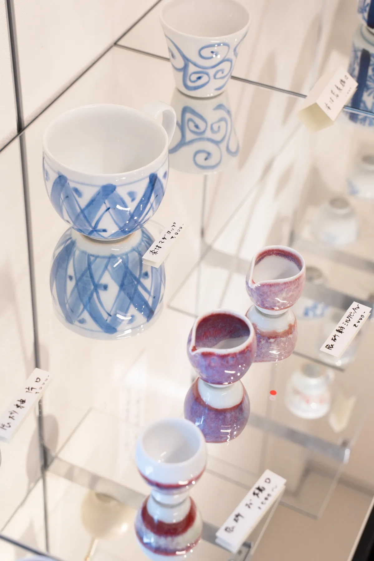 展示棚に並ぶ青と赤の陶器